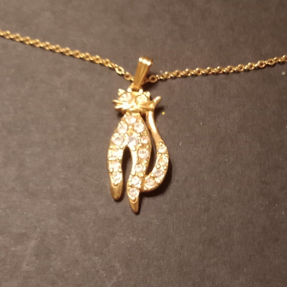 Avon Vintage Gold Tone Rhinestone Sparkling Kitty Cat Pendant 19 inch Necklace